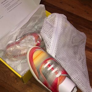 Vince Camuto Sneakers with Washer Bag